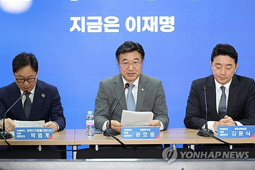 윤호중(가운데) 더불어민주당 윤호중 선대위 총괄본부장이 6일 서울 여의도 당사에서 열린 총괄본부장단회의에서 발언하고 있다. [연합뉴스]